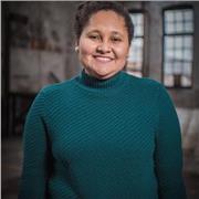 Profesora de inglés imparte clases para niños y adultos